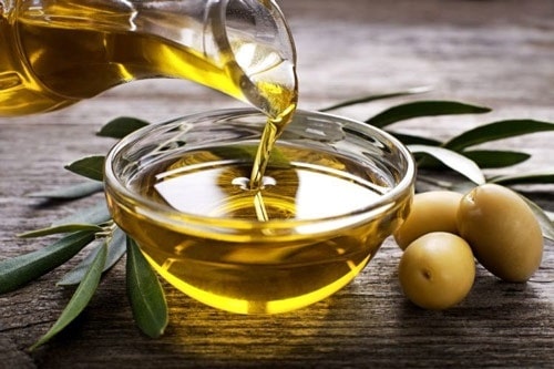 Dùng dầu oliu để cải thiện màu môi thêm tươi tắn